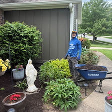Mulch-delivery-and-spreading-in-Overland-Park-Kansas 0